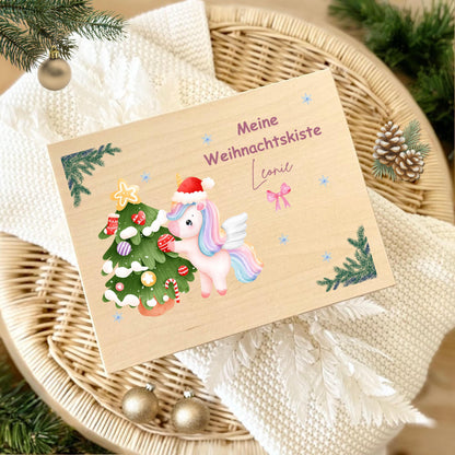 Weihnachtsgeschenk Holzkiste personalisiert mit Namen – perfekte Geschenkbox Weihnachten für Familie, Kinder und Freunde. Diese nachhaltige Holzkiste eignet sich als Adventskiste, DIY-Adventskalender oder Aufbewahrungsbox für festliche Überraschungen. Mit viel Liebe gestaltet und hochwertig bedruckt, ist sie eine langlebige, stilvolle Alternative zur klassischen Geschenkverpackung. Ideal für Weihnachtsgeschenke, Deko oder kleine Aufmerksamkeiten in der Adventszeit.
