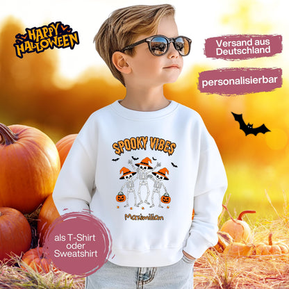 Halloween T-Shirt oder Sweatshirt für Kinder – ideal für „Süßes oder Saures“! Dein Kind ist perfekt gekleidet für Halloween mit diesem bequemen Shirt oder Pullover in Schwarz oder Weiß. Niedliches Design für Jungen & Mädchen, ideal für Halloween Partys, Kindergarten & das erste Halloween. Beliebt als „mein erstes Halloween“ Outfit oder Halloween Kleidung für Kinder. Auch als langarm Shirt für kühlere Tage geeignet. Ein Must-have für kleine Gruselfans! 🎃