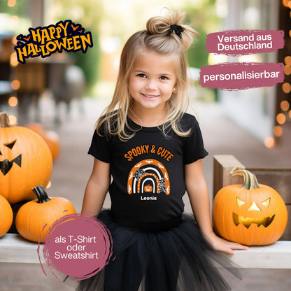 Halloween T-Shirt oder Sweatshirt für Kinder – ideal für „Süßes oder Saures“! Dein Kind ist perfekt gekleidet für Halloween mit diesem bequemen Shirt oder Pullover in Schwarz oder Weiß. Niedliches Design für Jungen & Mädchen, ideal für Halloween Partys, Kindergarten & das erste Halloween. Beliebt als „mein erstes Halloween“ Outfit oder Halloween Kleidung für Kinder. Auch als langarm Shirt für kühlere Tage geeignet. Ein Must-have für kleine Gruselfans! 🎃