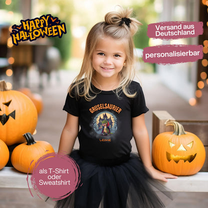Halloween T-Shirt oder Sweatshirt für Kinder – ideal für „Süßes oder Saures“! Dein Kind ist perfekt gekleidet für Halloween mit diesem bequemen Shirt oder Pullover in Schwarz oder Weiß. Niedliches Design für Jungen & Mädchen, ideal für Halloween Partys, Kindergarten & das erste Halloween. Beliebt als „mein erstes Halloween“ Outfit oder Halloween Kleidung für Kinder. Auch als langarm Shirt für kühlere Tage geeignet. Ein Must-have für kleine Gruselfans! 🎃