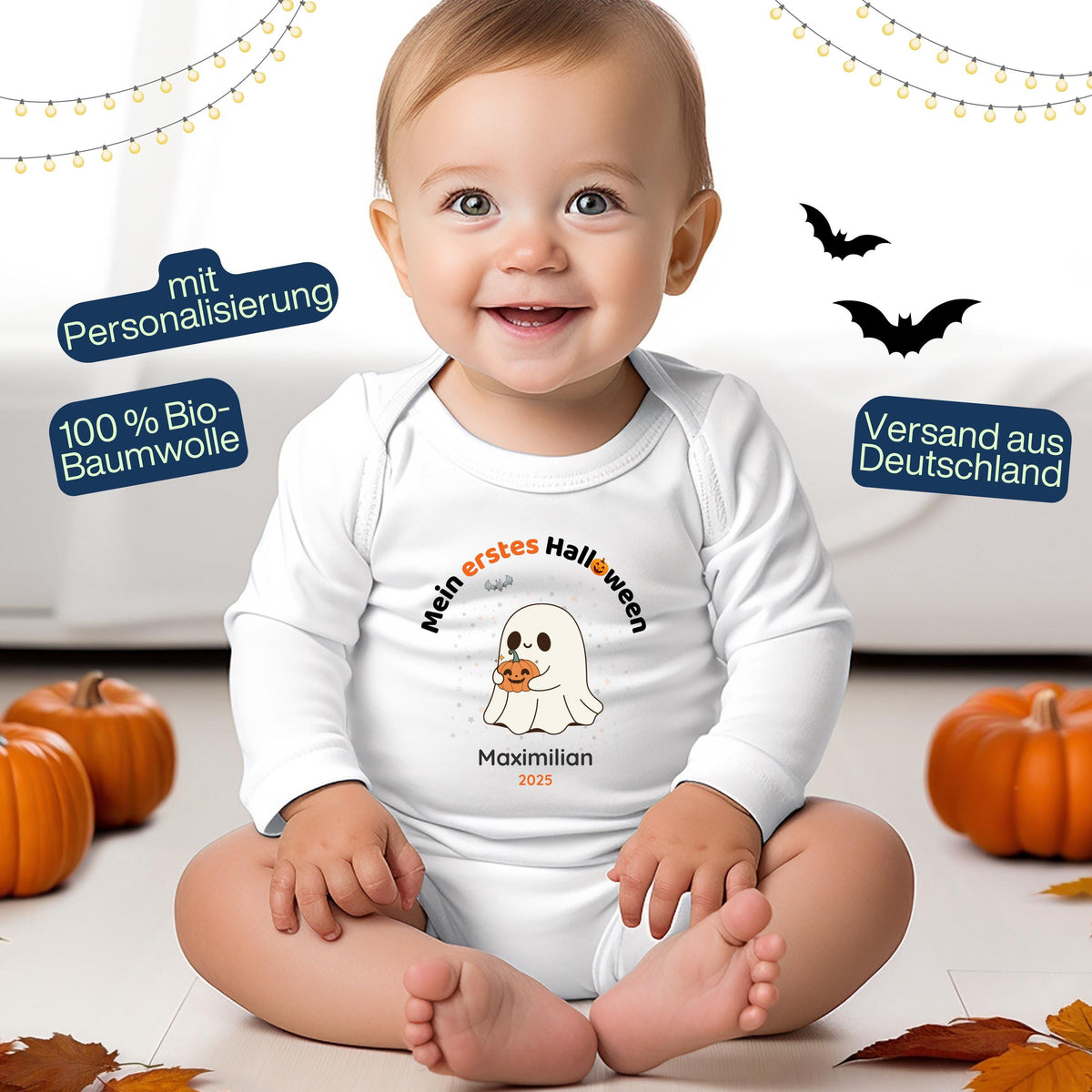 Mein erstes Halloween Babybody aus 100 % Bio-Baumwolle, erhältlich in Schwarz und Weiß, nachhaltig und hautfreundlich. Halloween Outfit für Babys bis 18 Monate, ideal als Baby Strampler für Jungen und Mädchen, perfekt für Babyfotos, Familienfotos und die erste Halloween Party. Bio Baby Body mit süßem Geist und Kürbis Motiv, weiche Baby Kleidung für Herbst und Halloween 2025, originelle Geschenkidee für Babys erstes Halloween, auch als Geschenk zur Geburt oder Babyparty geeignet.