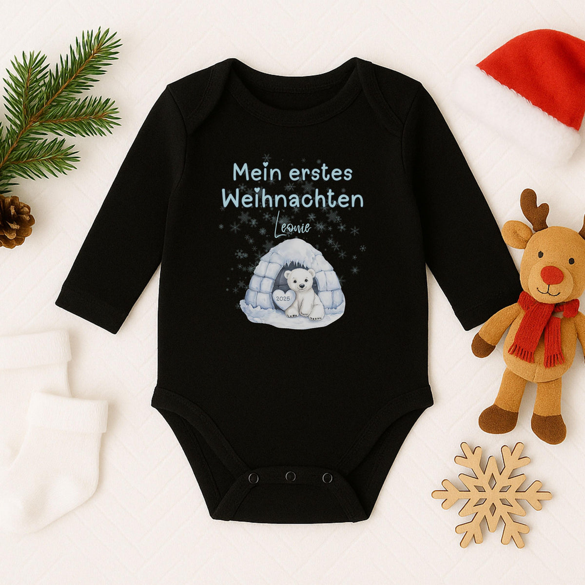 Langarm Babybody Weihnachten aus 100 % Bio-Baumwolle – ideales Geschenk für Babys erstes Weihnachten. Perfekt als Outfit für Fotoshooting oder Familienfeier. Dieser Weihnachtsbody für Babys ist angenehm weich, hochwertig bedruckt und ideal für Mädchen und Jungen. Geschenkidee für Baby zur Weihnachtszeit, süßes Erinnerungsstück ‚Mein erstes Weihnachten‘. Body langarm Baby, Weihnachtsbody Baby, Babybody mit Namen, erste Weihnachten Outfit und Geschenk Babys Weihnachten.