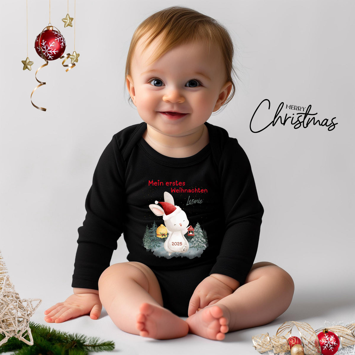 Weicher Babybody Langarm mit dem Schriftzug „Mein erstes Weihnachten“. Dieses süße Outfit ist ideal für Fotoshootings, Familienfeiern oder als Geschenk zum ersten Weihnachtsfest. Der Body besteht aus atmungsaktiver Baumwolle und kombiniert Komfort mit festlichem Design. Eine liebevolle Geschenkidee für Eltern und Großeltern.Weihnachtsbody Baby Langarm – personalisiert mit dem Namen deines Babys.  Dieser Body ist das perfekte Outfit für das erste Weihnachtsfest und ein besonderes Geschenk