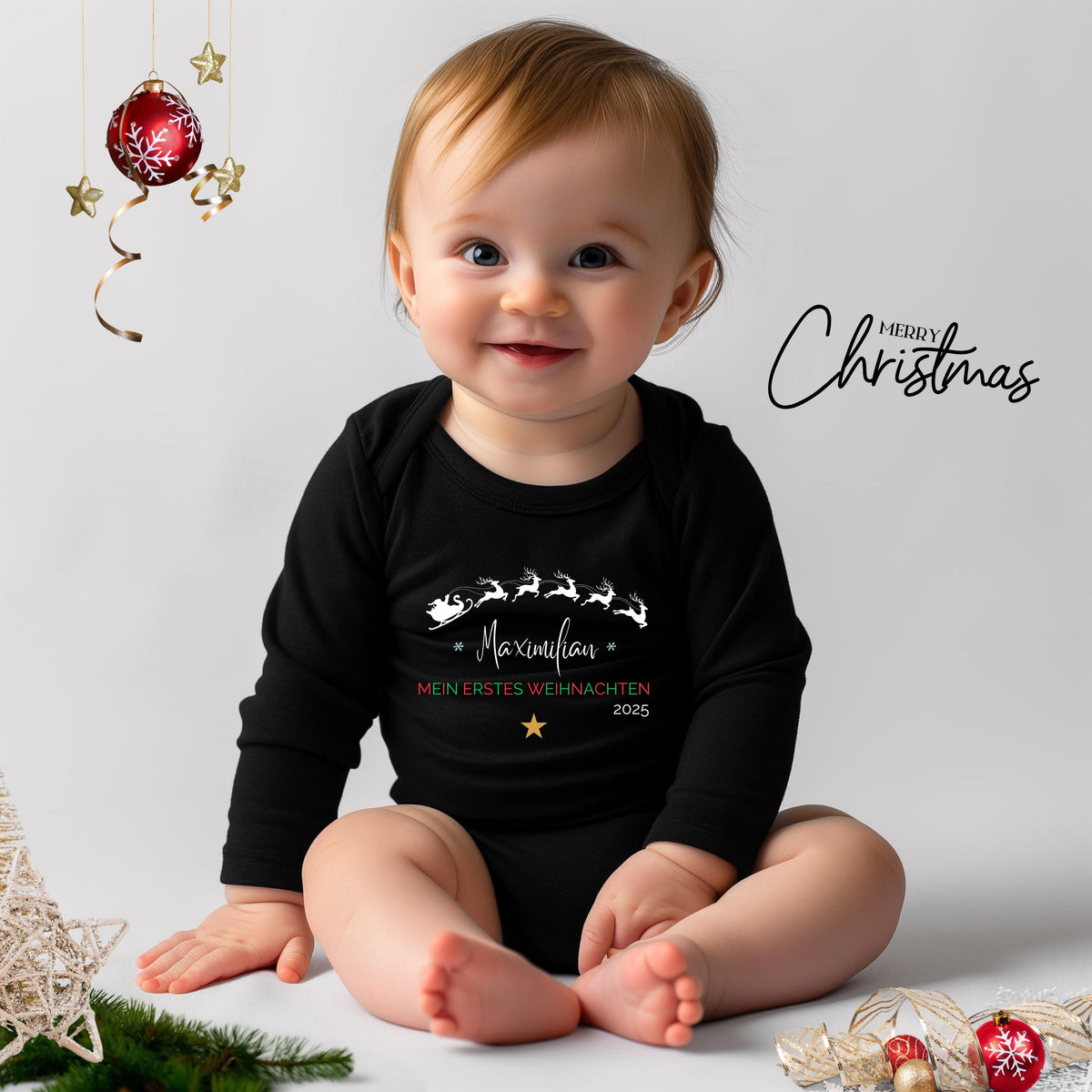 Weicher Babybody Weihnachten Langarm mit liebevollem Aufdruck „Mein erstes Weihnachten“. Der Body ist personalisiert mit Namen und überzeugt durch hautfreundliche Baumwolle, hohen Tragekomfort und beste Druckqualität. Ideal für Babys erstes Weihnachtsfest als festliches Outfit, für Fotoshootings oder als Geschenkidee für Eltern. Ein langlebiger, pflegeleichter Weihnachtsbody Baby, der Freude schenkt und Erinnerungen an das erste Weihnachtsfest schafft.