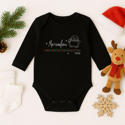 Langarm-Babybody mit Aufdruck „Mein erstes Weihnachten“, personalisiert mit Namen. Ideal als Weihnachtsbody Baby für das erste Fest, für Fotoshootings oder als Geschenkidee für Eltern und Großeltern. Der Body besteht aus hochwertiger Baumwolle, ist angenehm weich, pflegeleicht und langlebig. Perfekt als Baby Weihnachten Outfit und emotionales Andenken an die erste gemeinsame Weihnachtszeit. Weihnachtsoutfit für Babys erstes Fest, für Familienfotos oder als besonderes Geschenk