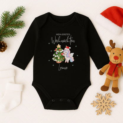 Langarm-Babybody Weihnachten mit dem Aufdruck „Mein erstes Weihnachten“, individuell mit Namen personalisiert. Der Body besteht aus weicher, hautfreundlicher Baumwolle und bietet optimalen Tragekomfort. Ideal als Weihnachtsoutfit, für Fotoshootings oder als besonderes Geschenk für Eltern und Großeltern. Hochwertiger Druck, langlebige Qualität und liebevolle Verarbeitung machen diesen Weihnachtsbody Baby zu einem festlichen Lieblingsstück für die Feiertage.