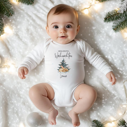 Weicher Langarm-Babybody mit dem Aufdruck „Mein erstes Weihnachten“. Der Body ist personalisiert mit Namen und aus angenehm weicher Baumwolle gefertigt. Perfekt für das erste Weihnachtsfest, für festliche Fotos oder als Geschenk für Eltern, Großeltern oder Paten. Der hochwertige Druck und die langlebige Qualität machen diesen Weihnachtsbody Baby zu einem besonderen Erinnerungsstück für die Feiertage. Langarm-Babybody Weihnachten mit personalisierbarem Namen als Weihnachtsoutfit für Fotoshootings