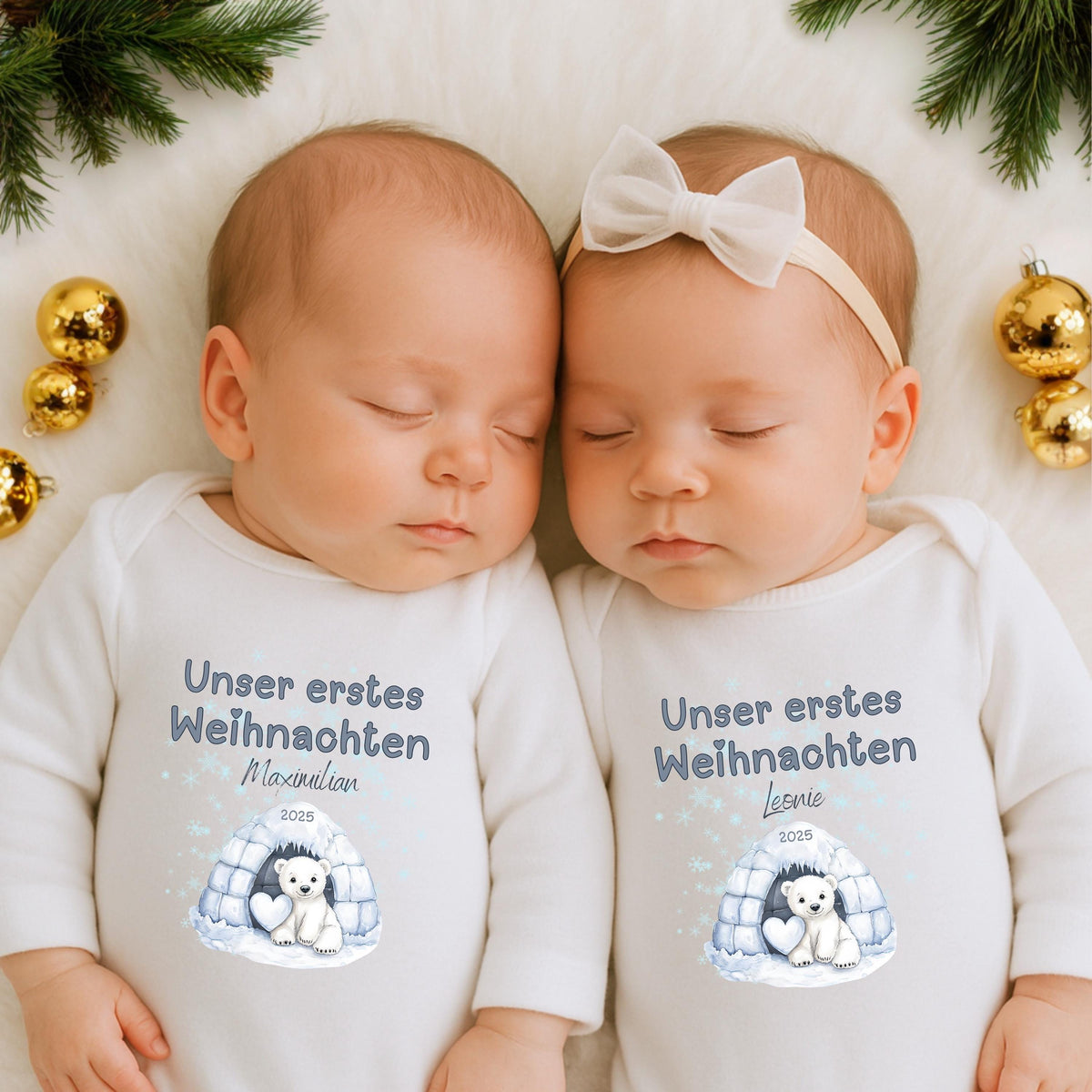 Unser erstes Weihnachten Zwillinge – personalisierter Babybody aus 100 % Bio-Baumwolle, liebevoll bedruckt und perfekt als Weihnachtsoutfit für zwei kleine Wunder. Dieser Weihnachtsbody Zwillinge ist weich, hautfreundlich und ideal für Familienfotos, Heiligabend oder als Geschenk für Eltern und Großeltern. Ob als festlicher Langarm-Body, personalisiert mit Namen, oder als Erinnerungsstück fürs erste gemeinsame Weihnachtsfest – dieses nachhaltige Babygeschenk vereint doppelte Weihnachtsfreude.
