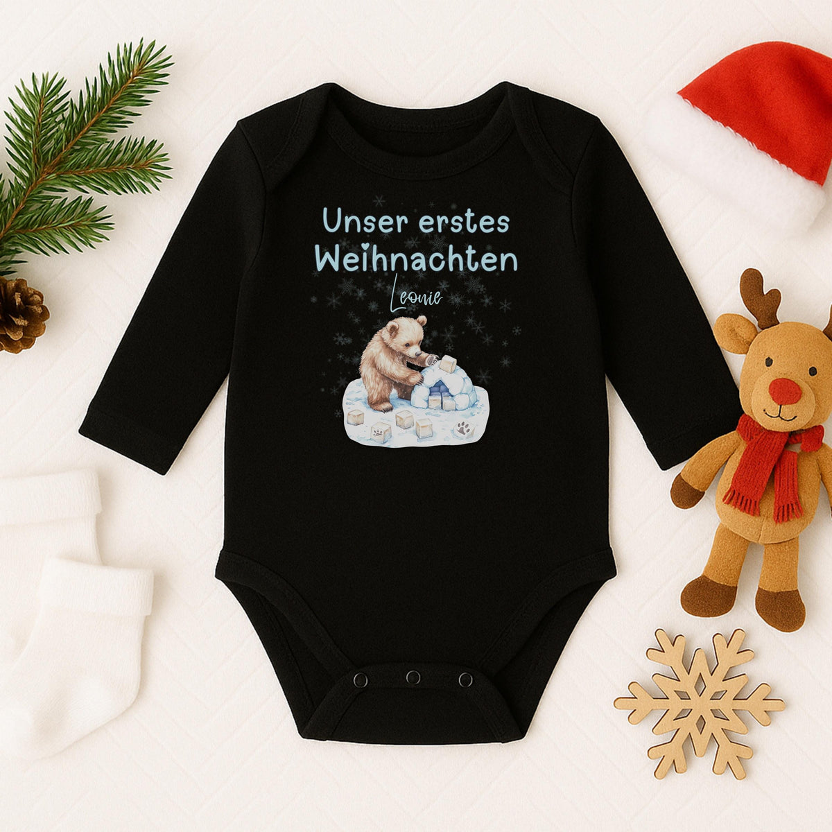 Zwei kleine Wunder feiern unser erstes Weihnachten: der personalisierte Weihnachtsbody Zwillinge besteht aus weicher, nachhaltiger Bio-Baumwolle und ist das ideale Outfit für Babys erstes Weihnachtsfest. Liebevoll gestaltet, mit Namen bedruckt und perfekt für Fotoshootings oder als Geschenkidee. Dieser Babybody Zwillinge Weihnachten bringt doppelte Liebe, doppelte Wärme und festliche Magie in jede Familie – ein hochwertiges Erinnerungsstück und Geschenk für Eltern, Paten oder Großeltern.