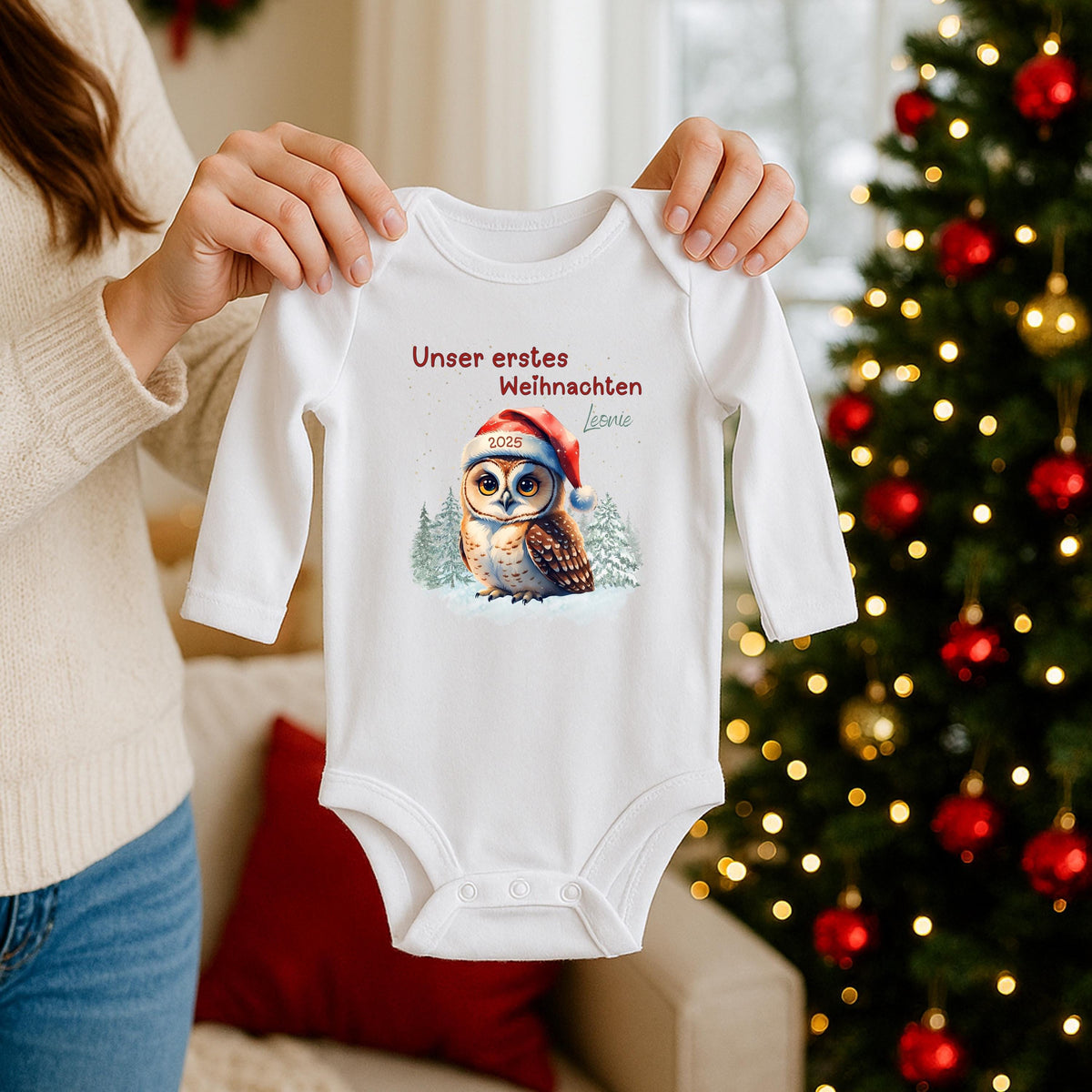 Ein Body, zwei Herzen – der Langarm-Babybody „Unser erstes Weihnachten Zwillinge“ ist ein festliches Weihnachtsoutfit für Babys. Gefertigt aus 100 % Bio-Baumwolle, personalisierbar mit Namen, nachhaltig und hautfreundlich. Perfekt für Familienfotos, als Geschenkidee oder als Andenken an das erste gemeinsame Weihnachtsfest. Dieser Weihnachtsbody Zwillinge personalisiert vereint Stil, Liebe und Nachhaltigkeit – das ideale Geschenk Weihnachten Baby.