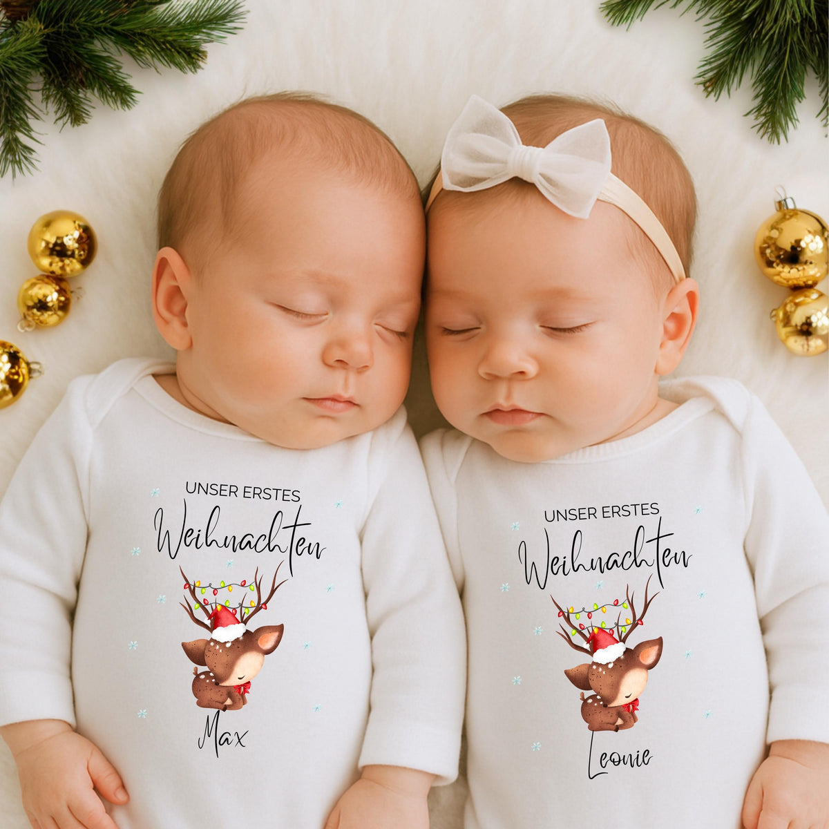 Erstes Weihnachten zu zweit – der Babybody „Unser erstes Weihnachten Zwillinge“ ist das perfekte Weihnachtsoutfit für Babys. Gefertigt aus Bio-Baumwolle, personalisierbar mit Namen und liebevoll bedruckt. Ideal für Fotoshootings, Familienfeste oder als Geschenk für Eltern. Dieser Weihnachtsbody Zwillinge personalisiert symbolisiert doppelte Liebe, Geborgenheit und festliche Freude – ein nachhaltiges Erinnerungsstück für Babys erstes Weihnachten.