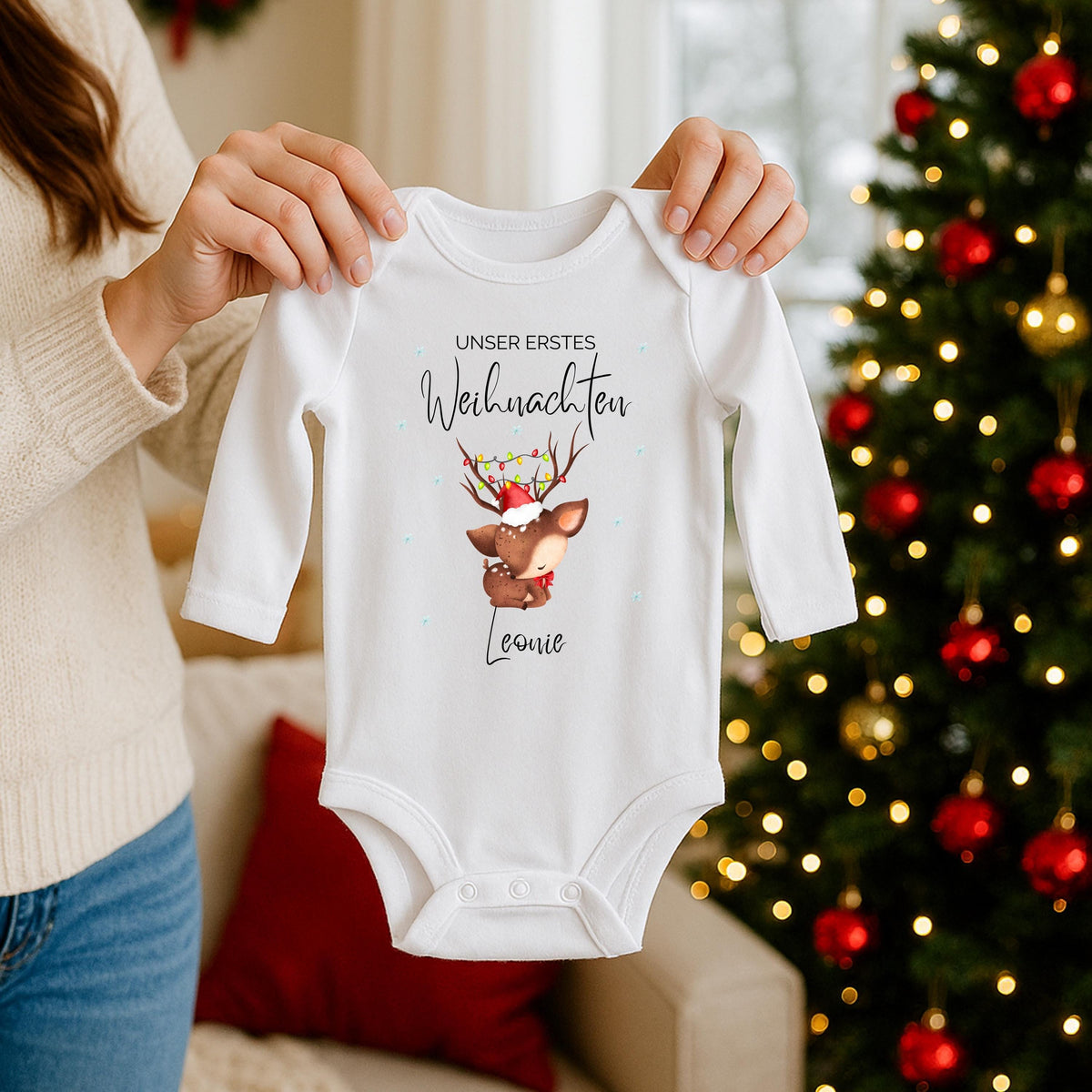 Erstes Weihnachten zu zweit – der Babybody „Unser erstes Weihnachten Zwillinge“ ist das perfekte Weihnachtsoutfit für Babys. Gefertigt aus Bio-Baumwolle, personalisierbar mit Namen und liebevoll bedruckt. Ideal für Fotoshootings, Familienfeste oder als Geschenk für Eltern. Dieser Weihnachtsbody Zwillinge personalisiert symbolisiert doppelte Liebe, Geborgenheit und festliche Freude – ein nachhaltiges Erinnerungsstück für Babys erstes Weihnachten.