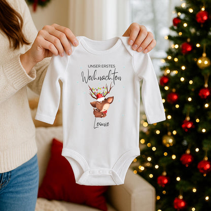 Erstes Weihnachten zu zweit – der Babybody „Unser erstes Weihnachten Zwillinge“ ist das perfekte Weihnachtsoutfit für Babys. Gefertigt aus Bio-Baumwolle, personalisierbar mit Namen und liebevoll bedruckt. Ideal für Fotoshootings, Familienfeste oder als Geschenk für Eltern. Dieser Weihnachtsbody Zwillinge personalisiert symbolisiert doppelte Liebe, Geborgenheit und festliche Freude – ein nachhaltiges Erinnerungsstück für Babys erstes Weihnachten.