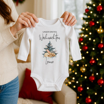 Doppelt süß, doppelt besonders – der Weihnachtsbody Zwillinge „Unser erstes Weihnachten“ ist das perfekte Outfit für das erste gemeinsame Fest. Personalisierbar, aus nachhaltiger Bio-Baumwolle gefertigt und ideal für Fotos oder als Weihnachtsgeschenk. Dieses festliche Babybody Zwillinge Weihnachten Motiv steht für Liebe, Familie und doppelte Weihnachtsfreude – ein hochwertiges Erinnerungsstück und Geschenkidee für Babys.