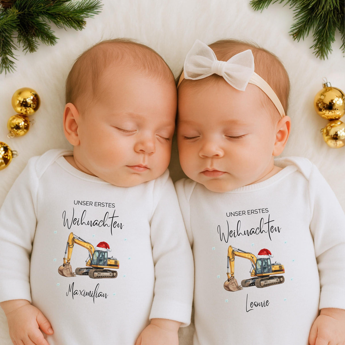 Zwei kleine Herzen erleben ihr erstes gemeinsames Weihnachten – der Babybody „Unser erstes Weihnachten Zwillinge“ ist das perfekte Outfit für Fotoshootings, Familienfeiern oder als Geschenkidee. Personalisierbar, aus Bio-Baumwolle gefertigt und liebevoll gestaltet. Dieses Weihnachtsoutfit Zwillinge steht für Nachhaltigkeit, Wärme und doppelte Weihnachtsfreude – ein besonderes Erinnerungsstück für Eltern, Großeltern und Paten.
Weihnachtsbody Zwillinge Geschenkidee Babybody Langarm