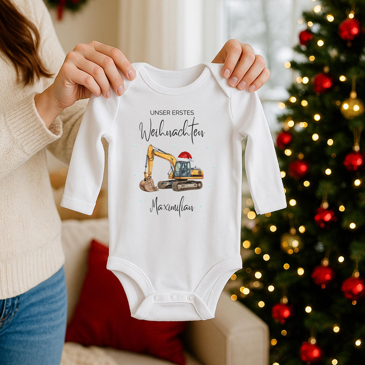 Zwei kleine Herzen erleben ihr erstes gemeinsames Weihnachten – der Babybody „Unser erstes Weihnachten Zwillinge“ ist das perfekte Outfit für Fotoshootings, Familienfeiern oder als Geschenkidee. Personalisierbar, aus Bio-Baumwolle gefertigt und liebevoll gestaltet. Dieses Weihnachtsoutfit Zwillinge steht für Nachhaltigkeit, Wärme und doppelte Weihnachtsfreude – ein besonderes Erinnerungsstück für Eltern, Großeltern und Paten.
Weihnachtsbody Zwillinge Geschenkidee Babybody Langarm