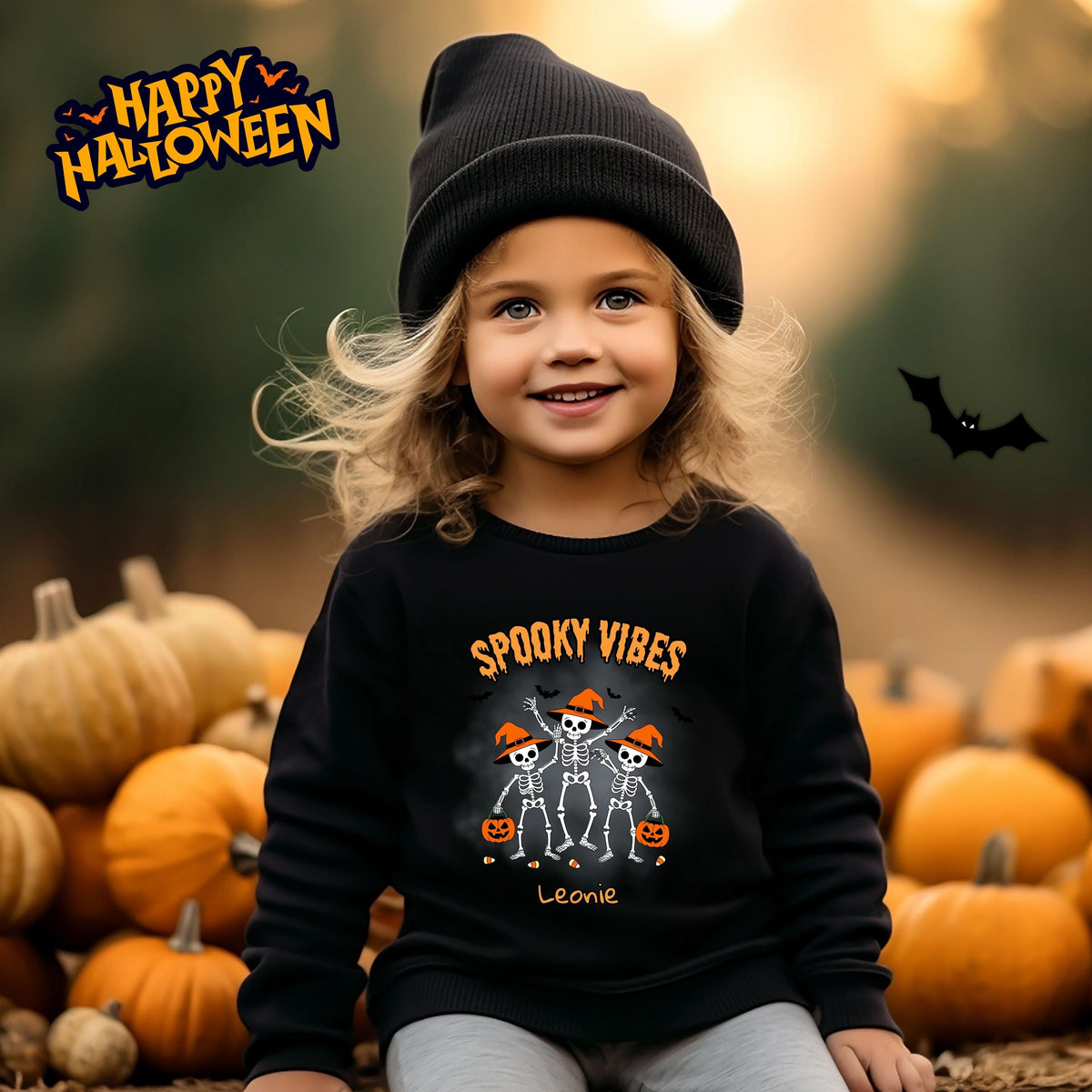 Halloween T-Shirt oder Sweatshirt für Kinder – ideal für „Süßes oder Saures“! Dein Kind ist perfekt gekleidet für Halloween mit diesem bequemen Shirt oder Pullover in Schwarz oder Weiß. Niedliches Design für Jungen & Mädchen, ideal für Halloween Partys, Kindergarten & das erste Halloween. Beliebt als „mein erstes Halloween“ Outfit oder Halloween Kleidung für Kinder. Auch als langarm Shirt für kühlere Tage geeignet. Ein Must-have für kleine Gruselfans! 🎃