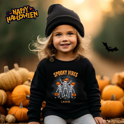 Halloween T-Shirt oder Sweatshirt für Kinder – ideal für „Süßes oder Saures“! Dein Kind ist perfekt gekleidet für Halloween mit diesem bequemen Shirt oder Pullover in Schwarz oder Weiß. Niedliches Design für Jungen & Mädchen, ideal für Halloween Partys, Kindergarten & das erste Halloween. Beliebt als „mein erstes Halloween“ Outfit oder Halloween Kleidung für Kinder. Auch als langarm Shirt für kühlere Tage geeignet. Ein Must-have für kleine Gruselfans! 🎃