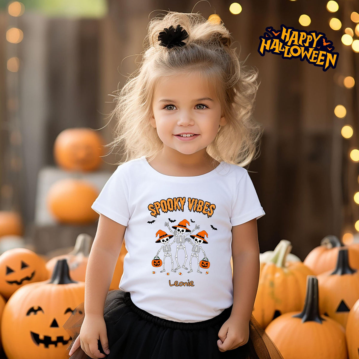 Halloween T-Shirt oder Sweatshirt für Kinder – ideal für „Süßes oder Saures“! Dein Kind ist perfekt gekleidet für Halloween mit diesem bequemen Shirt oder Pullover in Schwarz oder Weiß. Niedliches Design für Jungen & Mädchen, ideal für Halloween Partys, Kindergarten & das erste Halloween. Beliebt als „mein erstes Halloween“ Outfit oder Halloween Kleidung für Kinder. Auch als langarm Shirt für kühlere Tage geeignet. Ein Must-have für kleine Gruselfans! 🎃