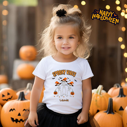 Halloween T-Shirt oder Sweatshirt für Kinder – ideal für „Süßes oder Saures“! Dein Kind ist perfekt gekleidet für Halloween mit diesem bequemen Shirt oder Pullover in Schwarz oder Weiß. Niedliches Design für Jungen & Mädchen, ideal für Halloween Partys, Kindergarten & das erste Halloween. Beliebt als „mein erstes Halloween“ Outfit oder Halloween Kleidung für Kinder. Auch als langarm Shirt für kühlere Tage geeignet. Ein Must-have für kleine Gruselfans! 🎃