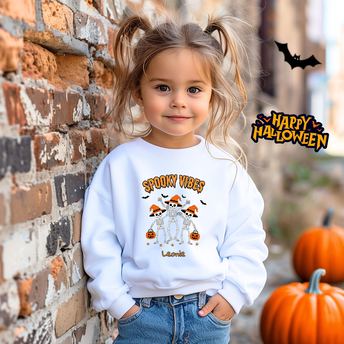 Halloween T-Shirt oder Sweatshirt für Kinder – ideal für „Süßes oder Saures“! Dein Kind ist perfekt gekleidet für Halloween mit diesem bequemen Shirt oder Pullover in Schwarz oder Weiß. Niedliches Design für Jungen & Mädchen, ideal für Halloween Partys, Kindergarten & das erste Halloween. Beliebt als „mein erstes Halloween“ Outfit oder Halloween Kleidung für Kinder. Auch als langarm Shirt für kühlere Tage geeignet. Ein Must-have für kleine Gruselfans! 🎃
