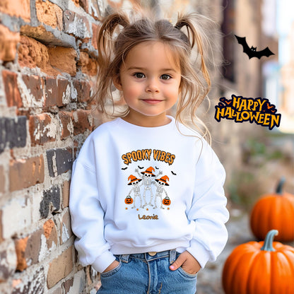 Halloween T-Shirt oder Sweatshirt für Kinder – ideal für „Süßes oder Saures“! Dein Kind ist perfekt gekleidet für Halloween mit diesem bequemen Shirt oder Pullover in Schwarz oder Weiß. Niedliches Design für Jungen & Mädchen, ideal für Halloween Partys, Kindergarten & das erste Halloween. Beliebt als „mein erstes Halloween“ Outfit oder Halloween Kleidung für Kinder. Auch als langarm Shirt für kühlere Tage geeignet. Ein Must-have für kleine Gruselfans! 🎃