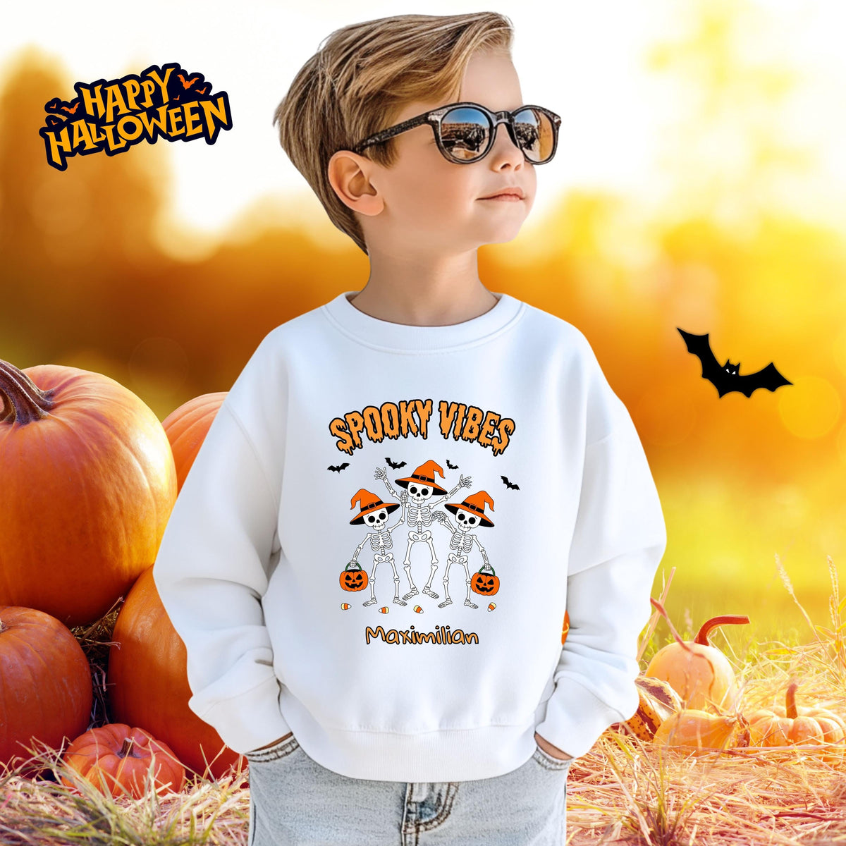 Halloween T-Shirt oder Sweatshirt für Kinder – ideal für „Süßes oder Saures“! Dein Kind ist perfekt gekleidet für Halloween mit diesem bequemen Shirt oder Pullover in Schwarz oder Weiß. Niedliches Design für Jungen & Mädchen, ideal für Halloween Partys, Kindergarten & das erste Halloween. Beliebt als „mein erstes Halloween“ Outfit oder Halloween Kleidung für Kinder. Auch als langarm Shirt für kühlere Tage geeignet. Ein Must-have für kleine Gruselfans! 🎃