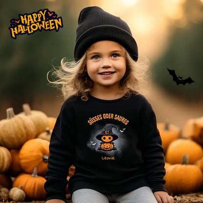 Halloween T-Shirt oder Sweatshirt für Kinder – perfekt für „Süßes oder Saures“! Mit diesem Shirt oder Pullover in Schwarz oder Weiß ist dein Kind ideal für Halloween gekleidet. Das niedliche Design eignet sich für Jungen & Mädchen, ob für Halloween-Partys, im Kindergarten oder als besonderes „Mein erstes Halloween“ Outfit. Ideal auch als Langarm Shirt für kühlere Herbsttage. Diese Halloween Kleidung für Kinder ist ein echtes Must-have für kleine Gruselfans und sorgt für schaurig-schöne Momente!