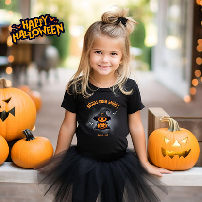 Halloween T-Shirt oder Sweatshirt für Kinder – perfekt für „Süßes oder Saures“! Mit diesem Shirt oder Pullover in Schwarz oder Weiß ist dein Kind ideal für Halloween gekleidet. Das niedliche Design eignet sich für Jungen & Mädchen, ob für Halloween-Partys, im Kindergarten oder als besonderes „Mein erstes Halloween“ Outfit. Ideal auch als Langarm Shirt für kühlere Herbsttage. Diese Halloween Kleidung für Kinder ist ein echtes Must-have für kleine Gruselfans und sorgt für schaurig-schöne Momente!