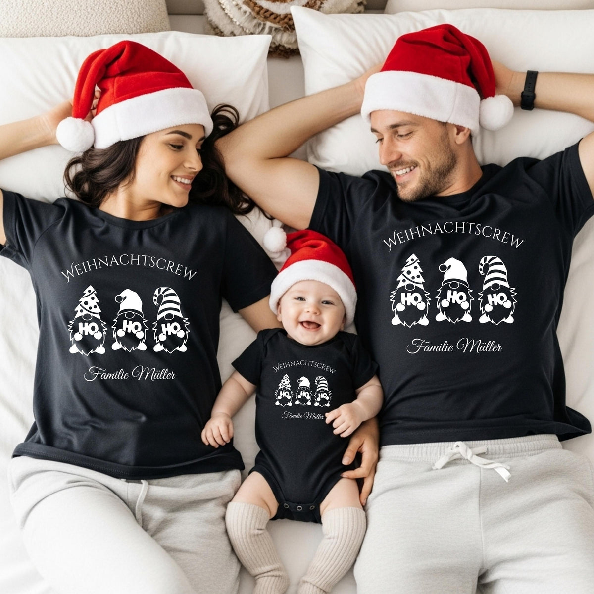 Personalisierter Weihnachtspullover Familie mit Wichtelmotiv und Schriftzug „Weihnachtscrew“. Festlicher Partnerlook für Eltern, Kinder und Babys, ideal für Familienfotos, Heiligabend oder gemütliche Feiertage. Das liebevolle Design mit Weihnachtswichteln steht für Zusammenhalt und Weihnachtsfreude. Perfektes Familienoutfit oder Geschenkidee zu Weihnachten egal ob für Mama Papa oder Geschwister. Bringt festliche Stimmung und ein Lächeln auf jedes Weihnachtsfoto Weihnachtspullover Familienoutfit