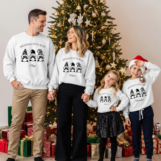 Personalisierter Weihnachtspullover Familie mit Wichtelmotiv und Schriftzug „Weihnachtscrew“. Festlicher Partnerlook für Eltern, Kinder und Babys, ideal für Familienfotos, Heiligabend oder gemütliche Feiertage. Das liebevolle Design mit Weihnachtswichteln steht für Zusammenhalt und Weihnachtsfreude. Perfektes Familienoutfit oder Geschenkidee zu Weihnachten egal ob für Mama Papa oder Geschwister. Bringt festliche Stimmung und ein Lächeln auf jedes Weihnachtsfoto Weihnachtspullover Familienoutfit