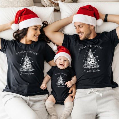 ersonalisierte Weihnachtspullover Familie mit Tannenbaum-Motiv – festliches Familienoutfit für Weihnachten. Die Weihnachtscrew feiert den Zauber der Feiertage im Partnerlook: Eltern, Kinder und Babys tragen liebevoll gestaltete Pullover, T-Shirts oder Bodys mit elegantem Weihnachtsbaum, Sternen und Geschenken. Ideal für Familienfotos, festliche Feiern und als Geschenkidee zu Weihnachten. Hochwertig bedruckt, nachhaltig produziert, warm, weich und mit Namen personalisierbar.