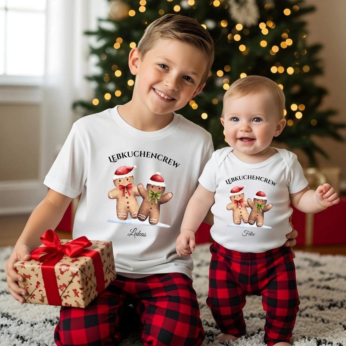 Personalisierte Weihnachtspullover Familie mit Lebkuchen-Motiv – festliches Familienoutfit Weihnachten. Die Lebkuchencrew feiert die Weihnachtszeit im Partnerlook: Eltern, Kinder und Babys tragen Pullover, Shirts oder Bodys mit niedlichen Lebkuchenmännchen, Mützen und Weihnachtsdetails. Ideal für Familienfotos, Feiern, Plätzchenbacken und als Geschenkidee. Hochwertiger, langlebiger Druck, nachhaltig produziert und personalisierbar mit Namen – perfekt für festliche Tage voller Liebe und Lachen.