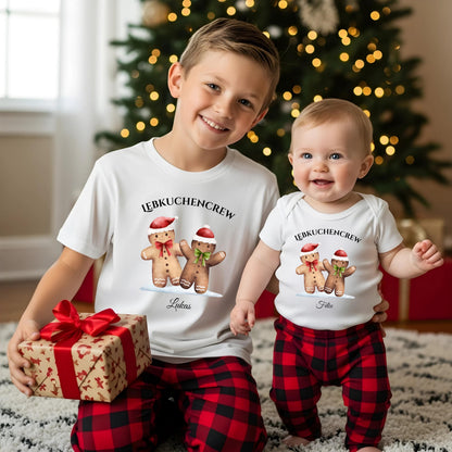 Personalisierte Weihnachtspullover Familie mit Lebkuchen-Motiv – festliches Familienoutfit Weihnachten. Die Lebkuchencrew feiert die Weihnachtszeit im Partnerlook: Eltern, Kinder und Babys tragen Pullover, Shirts oder Bodys mit niedlichen Lebkuchenmännchen, Mützen und Weihnachtsdetails. Ideal für Familienfotos, Feiern, Plätzchenbacken und als Geschenkidee. Hochwertiger, langlebiger Druck, nachhaltig produziert und personalisierbar mit Namen – perfekt für festliche Tage voller Liebe und Lachen.