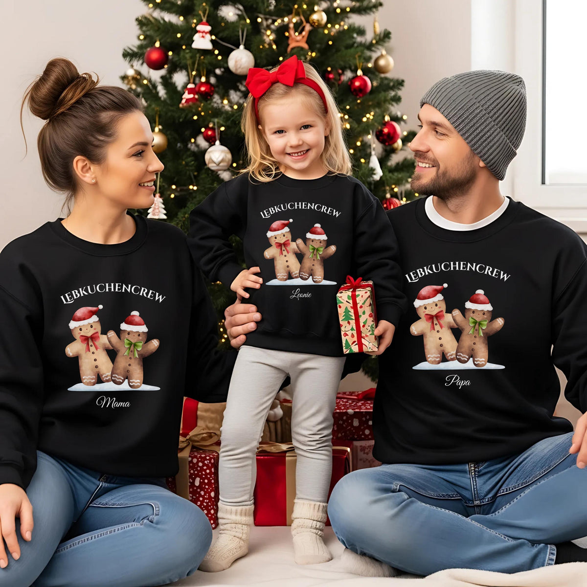 Personalisierte Weihnachtspullover Familie mit Lebkuchen-Motiv – festliches Familienoutfit Weihnachten. Die Lebkuchencrew feiert die Weihnachtszeit im Partnerlook: Eltern, Kinder und Babys tragen Pullover, Shirts oder Bodys mit niedlichen Lebkuchenmännchen, Mützen und Weihnachtsdetails. Ideal für Familienfotos, Feiern, Plätzchenbacken und als Geschenkidee. Hochwertiger, langlebiger Druck, nachhaltig produziert und personalisierbar mit Namen – perfekt für festliche Tage voller Liebe und Lachen.
