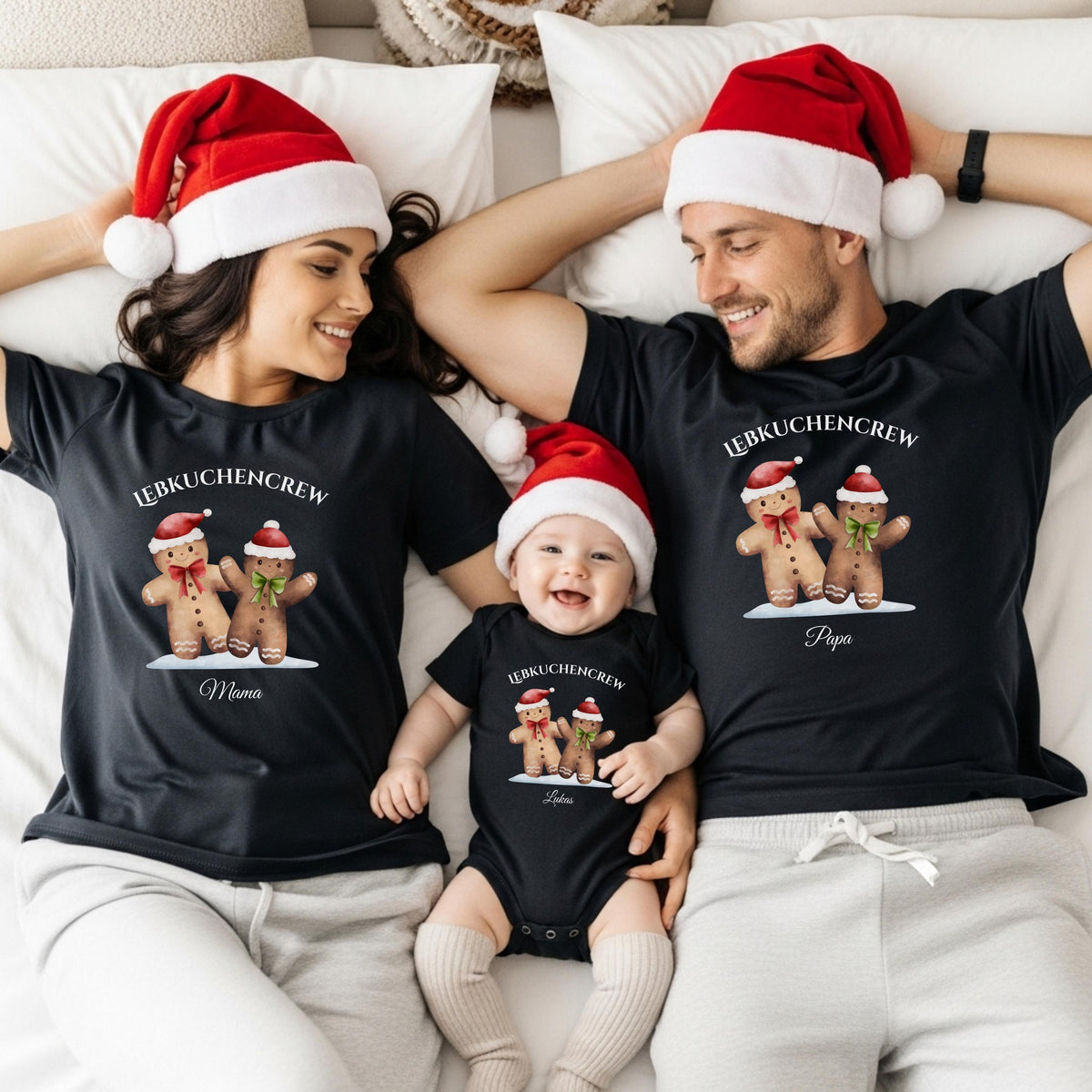 Personalisierte Weihnachtspullover Familie mit Lebkuchen-Motiv – festliches Familienoutfit Weihnachten. Die Lebkuchencrew feiert die Weihnachtszeit im Partnerlook: Eltern, Kinder und Babys tragen Pullover, Shirts oder Bodys mit niedlichen Lebkuchenmännchen, Mützen und Weihnachtsdetails. Ideal für Familienfotos, Feiern, Plätzchenbacken und als Geschenkidee. Hochwertiger, langlebiger Druck, nachhaltig produziert und personalisierbar mit Namen – perfekt für festliche Tage voller Liebe und Lachen.