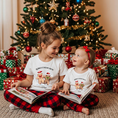 Personalisierte Weihnachtspullover Familie mit Lebkuchen-Motiv – festliches Familienoutfit Weihnachten. Die Lebkuchencrew feiert die Weihnachtszeit im Partnerlook: Eltern, Kinder und Babys tragen Pullover, Shirts oder Bodys mit niedlichen Lebkuchenmännchen, Mützen und Weihnachtsdetails. Ideal für Familienfotos, Feiern, Plätzchenbacken und als Geschenkidee. Hochwertiger, langlebiger Druck, nachhaltig produziert und personalisierbar mit Namen – perfekt für festliche Tage voller Liebe und Lachen.