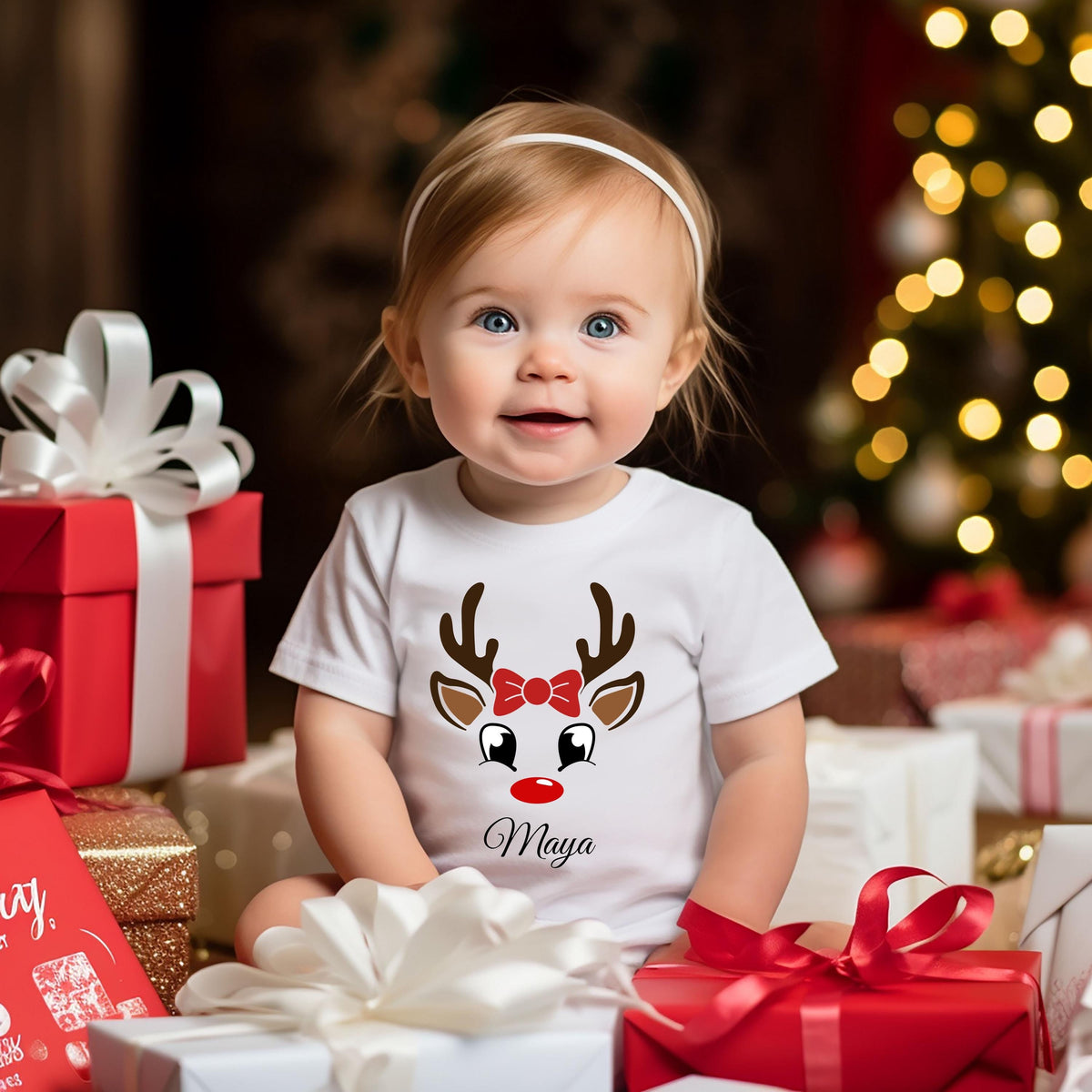 Personalisierter Weihnachtspullover Familie mit Rentier-Motiv – Partnerlook Weihnachten für Eltern, Kinder und Babys. Lustige Rentiere mit roten Nasen, liebevoll gestaltet für festliche Familienmomente. Ideal für Weihnachtsfotos, Geschenke und kuschelige Feiertage. Familienoutfit Weihnachten personalisiert mit Namen, als Sweatshirt, T-Shirt oder Body erhältlich. Hochwertiger Druck, nachhaltige Materialien, perfekte Geschenkidee für Eltern, Kinder und Babys zur Weihnachtszeit.