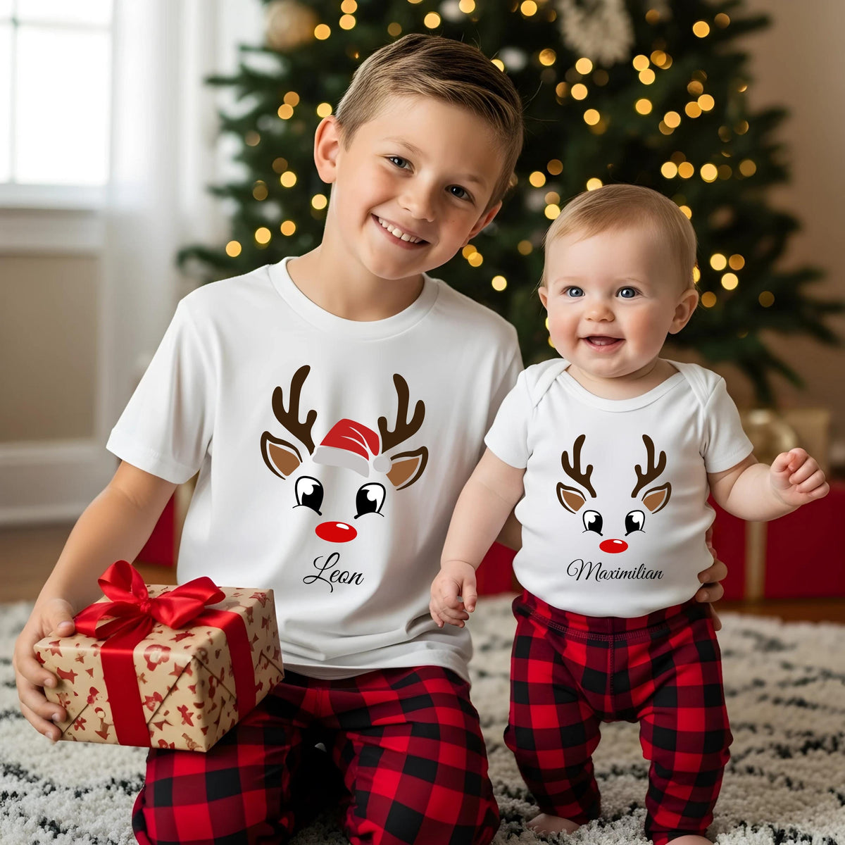 Personalisierter Weihnachtspullover Familie mit Rentier-Motiv – Partnerlook Weihnachten für Eltern, Kinder und Babys. Lustige Rentiere mit roten Nasen, liebevoll gestaltet für festliche Familienmomente. Ideal für Weihnachtsfotos, Geschenke und kuschelige Feiertage. Familienoutfit Weihnachten personalisiert mit Namen, als Sweatshirt, T-Shirt oder Body erhältlich. Hochwertiger Druck, nachhaltige Materialien, perfekte Geschenkidee für Eltern, Kinder und Babys zur Weihnachtszeit.