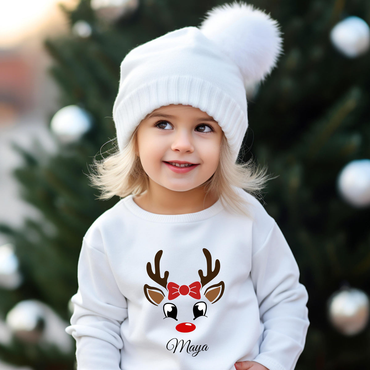 Personalisierter Weihnachtspullover Familie mit Rentier-Motiv – Partnerlook Weihnachten für Eltern, Kinder und Babys. Lustige Rentiere mit roten Nasen, liebevoll gestaltet für festliche Familienmomente. Ideal für Weihnachtsfotos, Geschenke und kuschelige Feiertage. Familienoutfit Weihnachten personalisiert mit Namen, als Sweatshirt, T-Shirt oder Body erhältlich. Hochwertiger Druck, nachhaltige Materialien, perfekte Geschenkidee für Eltern, Kinder und Babys zur Weihnachtszeit.