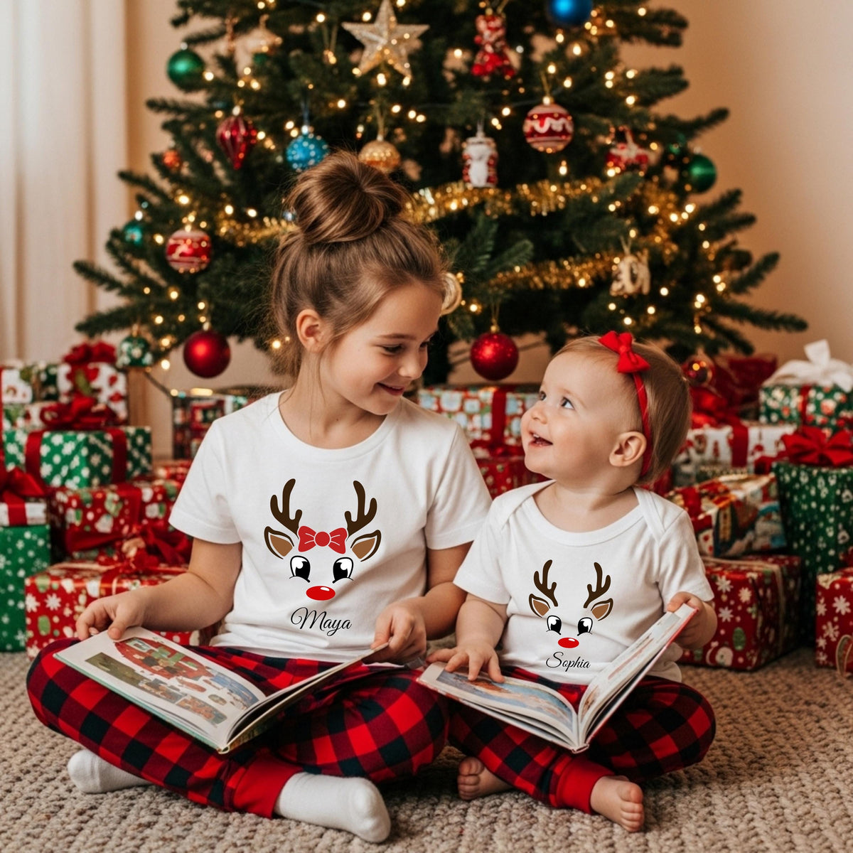 Personalisierter Weihnachtspullover Familie mit Rentier-Motiv – Partnerlook Weihnachten für Eltern, Kinder und Babys. Lustige Rentiere mit roten Nasen, liebevoll gestaltet für festliche Familienmomente. Ideal für Weihnachtsfotos, Geschenke und kuschelige Feiertage. Familienoutfit Weihnachten personalisiert mit Namen, als Sweatshirt, T-Shirt oder Body erhältlich. Hochwertiger Druck, nachhaltige Materialien, perfekte Geschenkidee für Eltern, Kinder und Babys zur Weihnachtszeit.