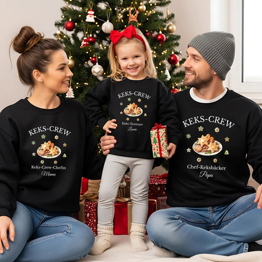 Personalisierter Weihnachtspullover Familie „Keks-Crew“ mit Plätzchenmotiv. Perfektes Familienoutfit für Eltern, Kinder & Babys zum gemeinsamen Plätzchenbacken. Lustige Titel wie Chef-Keksbäcker, Keks-Testesser oder Keks-Königin. Ideal als Partnerlook Weihnachten, Geschenkidee für Familien, Eltern, Großeltern oder Geschwister. Nachhaltig produziert hochwertig bedruckt, erhältlich als Sweatshirt T-Shirt oder Body. Süßes Weihnachtsoutfit für die ganze Familie & Kleidung für Weihnachtsbäckerei-Fans