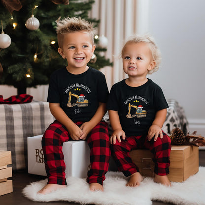 Weihnachtspullover für Kinder mit Bagger und Weihnachtsmütze – personalisiert mit Namen. Festliches Weihnachtsoutfit für Jungs und Mädchen, ideal als Geschwister Outfit. Erhältlich als Sweatshirt, T-Shirt oder Body, hochwertig bedruckt, weich und langlebig. Perfekt als Geschenkidee zu Weihnachten oder für festliche Familienfotos. Für kleine Fahrzeugfans, Kinder und Kleinkinder, die Weihnachten mit Freude und Glanz lieben. Nachhaltig gefertigt aus Baumwolle und mit viel Liebe gestaltet.