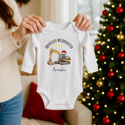 Weihnachtspullover für Kinder mit Bagger und Weihnachtsmütze – personalisiert mit Namen. Festliches Weihnachtsoutfit für Jungs und Mädchen, ideal als Geschwister Outfit. Erhältlich als Sweatshirt, T-Shirt oder Body, hochwertig bedruckt, weich und langlebig. Perfekt als Geschenkidee zu Weihnachten oder für festliche Familienfotos. Für kleine Fahrzeugfans, Kinder und Kleinkinder, die Weihnachten mit Freude und Glanz lieben. Nachhaltig gefertigt aus Baumwolle und mit viel Liebe gestaltet.