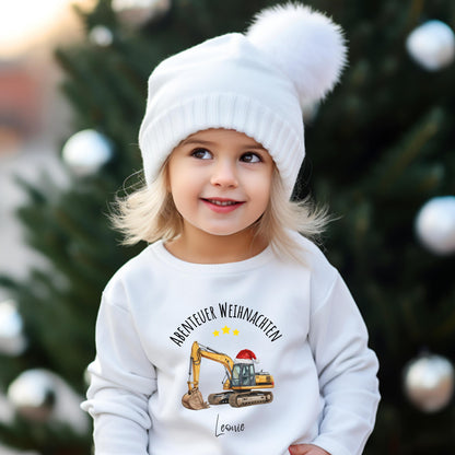 Weihnachtspullover für Kinder mit Bagger und Weihnachtsmütze – personalisiert mit Namen. Festliches Weihnachtsoutfit für Jungs und Mädchen, ideal als Geschwister Outfit. Erhältlich als Sweatshirt, T-Shirt oder Body, hochwertig bedruckt, weich und langlebig. Perfekt als Geschenkidee zu Weihnachten oder für festliche Familienfotos. Für kleine Fahrzeugfans, Kinder und Kleinkinder, die Weihnachten mit Freude und Glanz lieben. Nachhaltig gefertigt aus Baumwolle und mit viel Liebe gestaltet.
