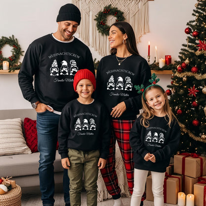 Personalisierter Weihnachtspullover Familie mit Wichtelmotiv und Schriftzug „Weihnachtscrew“. Festlicher Partnerlook für Eltern, Kinder und Babys, ideal für Familienfotos, Heiligabend oder gemütliche Feiertage. Das liebevolle Design mit Weihnachtswichteln steht für Zusammenhalt und Weihnachtsfreude. Perfektes Familienoutfit oder Geschenkidee zu Weihnachten egal ob für Mama Papa oder Geschwister. Bringt festliche Stimmung und ein Lächeln auf jedes Weihnachtsfoto Weihnachtspullover Familienoutfit
