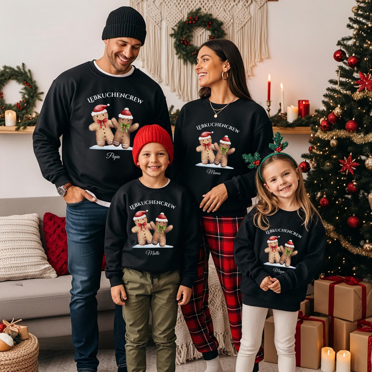 Personalisierter Weihnachtspullover Familie mit Wichtelmotiv und Schriftzug „Weihnachtscrew“. Festlicher Partnerlook für Eltern, Kinder und Babys, ideal für Familienfotos, Heiligabend oder gemütliche Feiertage. Das liebevolle Design mit Weihnachtswichteln steht für Zusammenhalt und Weihnachtsfreude. Perfektes Familienoutfit oder Geschenkidee zu Weihnachten egal ob für Mama Papa oder Geschwister. Bringt festliche Stimmung und ein Lächeln auf jedes Weihnachtsfoto Weihnachtspullover Familienoutfit