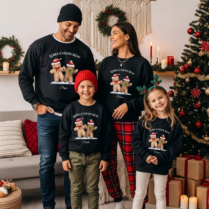 Personalisierter Weihnachtspullover Familie mit Wichtelmotiv und Schriftzug „Weihnachtscrew“. Festlicher Partnerlook für Eltern, Kinder und Babys, ideal für Familienfotos, Heiligabend oder gemütliche Feiertage. Das liebevolle Design mit Weihnachtswichteln steht für Zusammenhalt und Weihnachtsfreude. Perfektes Familienoutfit oder Geschenkidee zu Weihnachten egal ob für Mama Papa oder Geschwister. Bringt festliche Stimmung und ein Lächeln auf jedes Weihnachtsfoto Weihnachtspullover Familienoutfit