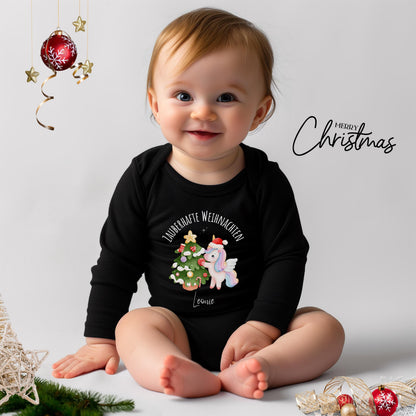 Personalisierter Einhorn Weihnachtspullover Kinder mit Namen – festliches Weihnachtsoutfit für Mädchen und Jungen. Perfekt als Geschwister Outfit Weihnachten oder Weihnachtsgeschenk Baby. Niedliches Einhorn mit Weihnachtsbaum und Mütze auf Pullover, T-Shirt oder Body. Kinder Kleidung Weihnachten, Bio Baumwolle, hochwertiger Druck, nachhaltig produziert. Ideal für Familienfotos, Feiern, Kindergarten oder Krippe. Magisches Einhorn Weihnachtsoutfit für kleine Träumerinnen und Träumer.