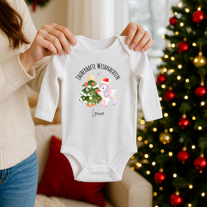 Personalisierter Einhorn Weihnachtspullover Kinder mit Namen – festliches Weihnachtsoutfit für Mädchen und Jungen. Perfekt als Geschwister Outfit Weihnachten oder Weihnachtsgeschenk Baby. Niedliches Einhorn mit Weihnachtsbaum und Mütze auf Pullover, T-Shirt oder Body. Kinder Kleidung Weihnachten, Bio Baumwolle, hochwertiger Druck, nachhaltig produziert. Ideal für Familienfotos, Feiern, Kindergarten oder Krippe. Magisches Einhorn Weihnachtsoutfit für kleine Träumerinnen und Träumer.
